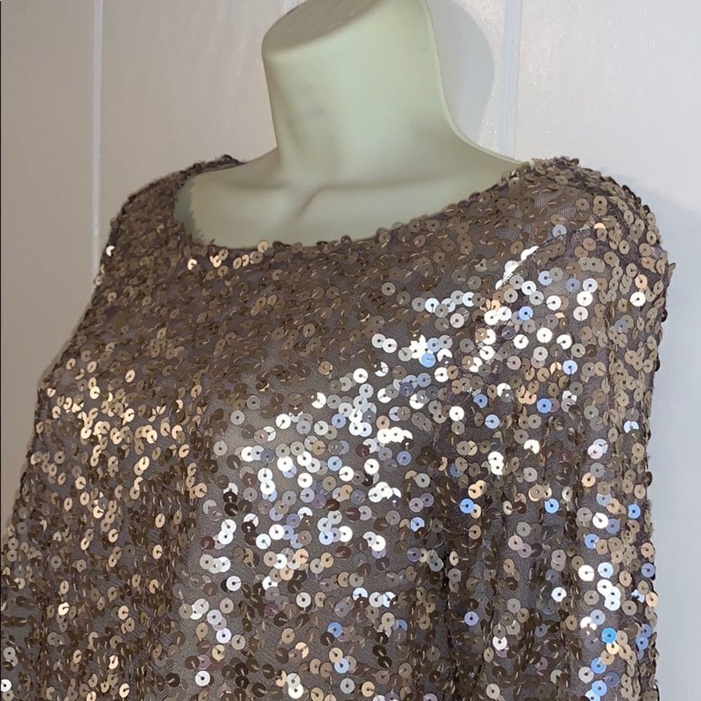 🎉 Jennifer Lopez gold sequin top 🎊 - Picture 2 of 7